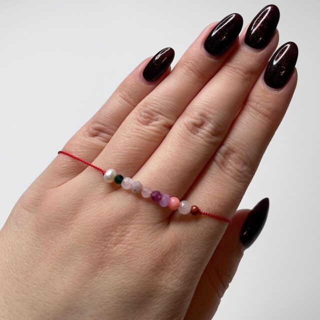 Personalizowana bransoletka z 🔟 kamieniami przygotowana według pomysłu Kingi. Od prawej: jaspis czerwony, awenturyn, koral różowy, jadeit lawendowy, rubin, kwarc różowy, opal różowy, kamień księżycowy, szmaragd i perła. #personalizowanabransoletka #kamienienaturalne #bransoletkaszczęścia #bransoletkazkamieni #bransoletkanaszczęście #jedwab